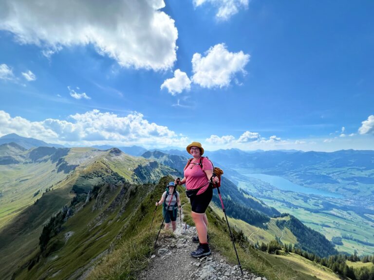 Zwei Frauen stehen auf einem Berggrat auf dem Tell-Trail in der Schweiz