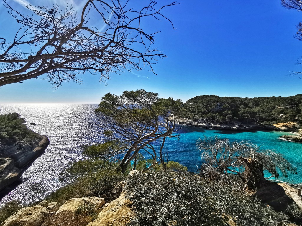 Blick auf die Bucht Cala Mitjana - Menorca Nebensaison