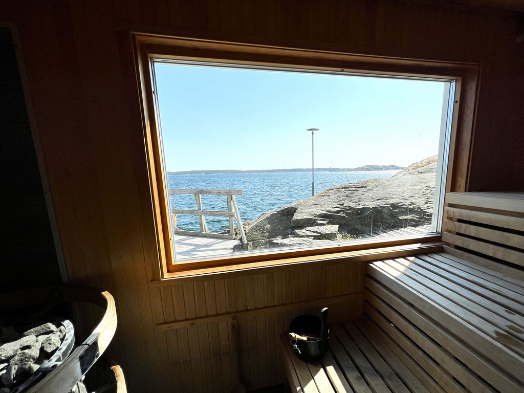 Blick aus dem Saunafenster auf dem Dyröleden auf dem Kuststigen - Wandern an Schwedens Westküste
