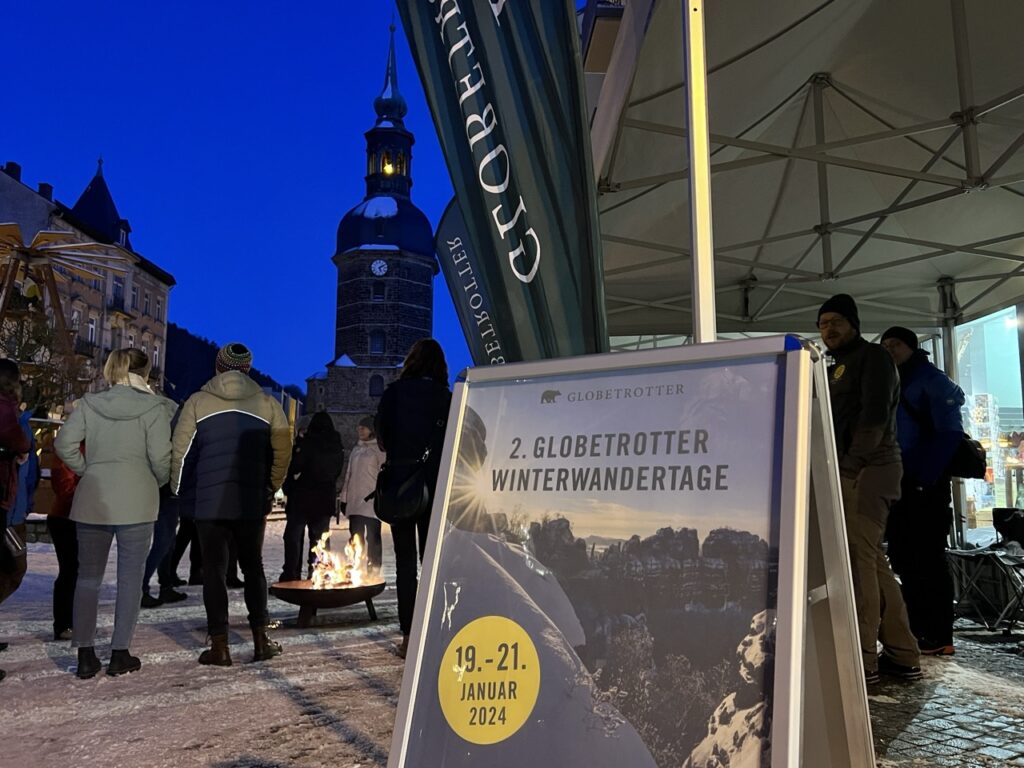 Aufsteller mit Ankündigung der Globetrotter Winterwandertage auf dem Marktplatz in Bad Schandau