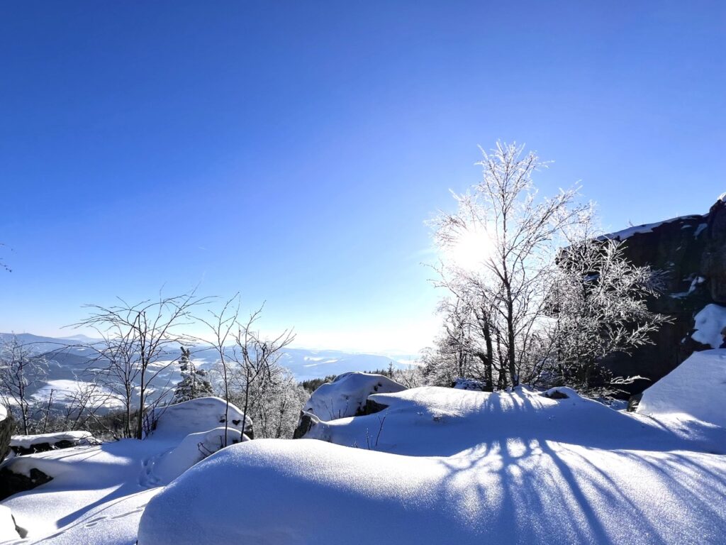 Winterwunderland auf dem Schneeberg in der Böhmischen Schweiz mit Sonnenschein