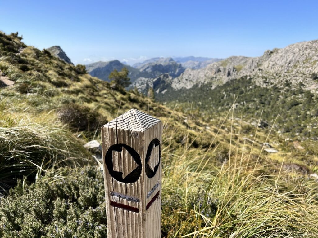 Groß (7D2DF7AE-A0EC-4CB5-B4D0-51ACF1F8FFA5_1_102_o) Wegweiser GR221 mit Ausblick