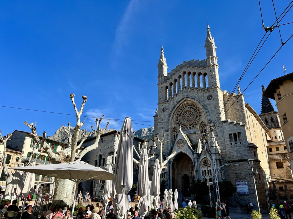 Groß (C1BAF9EA-0227-4BED-A7F0-CE5CE8E1AF91_1_201_a) Die Kathedrale von Sóller