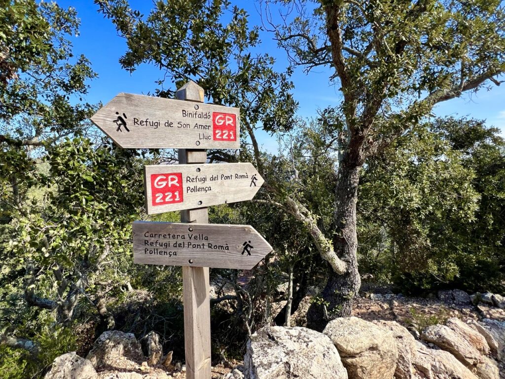 Groß (E3C11BA3-A1F3-4E29-B8BB-B949E3C59B32_1_201_a) Wegweiser auf dem GR221