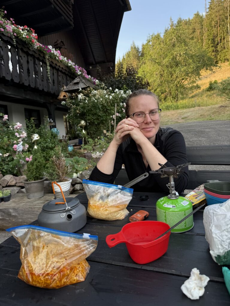 Kochen vor der Pension auf dem WasserWeltenSteig