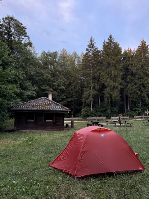 Randenhütte mit Zelt