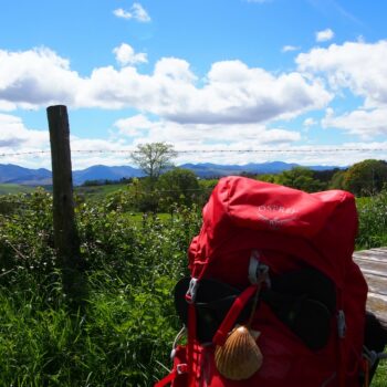 Der kleine rote Wanderrucksack auf dem Camino Primitivo