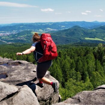 Springender Rucksack auf dem Forststeig