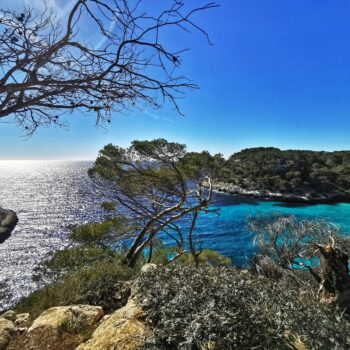 Blick auf die Bucht Cala Mitjana - Menorca Nebensaison